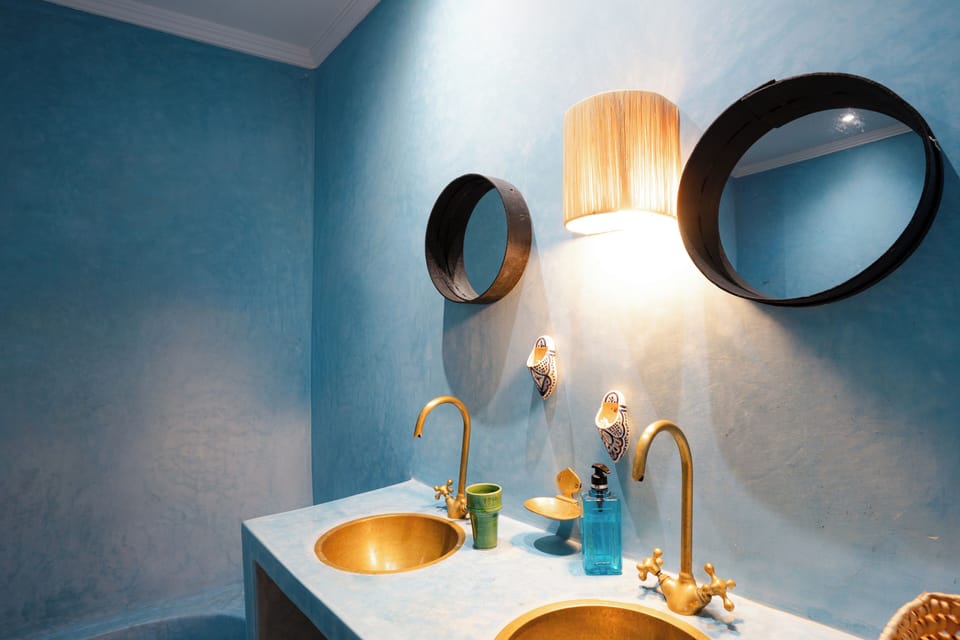 Deluxe Triple Room | Bathroom | Combined shower/tub, free toiletries, towels, soap