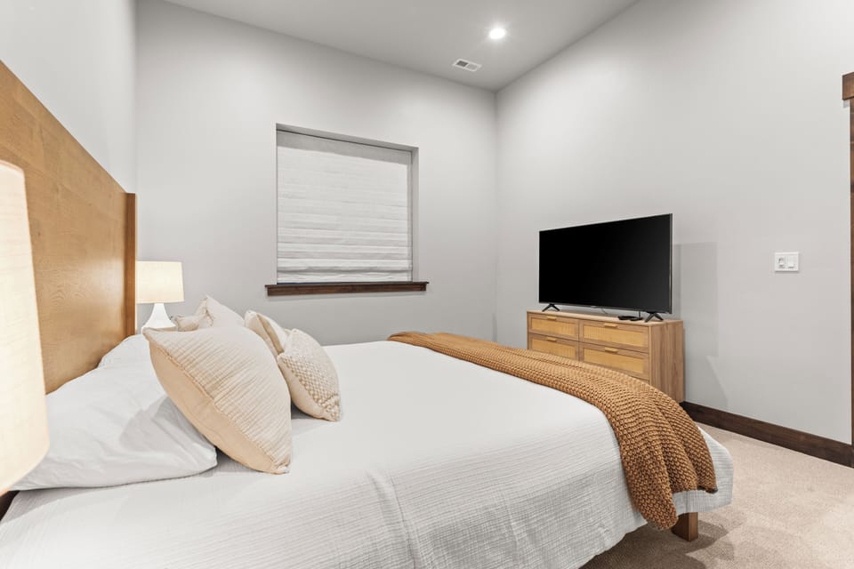 Basement guest with King bed