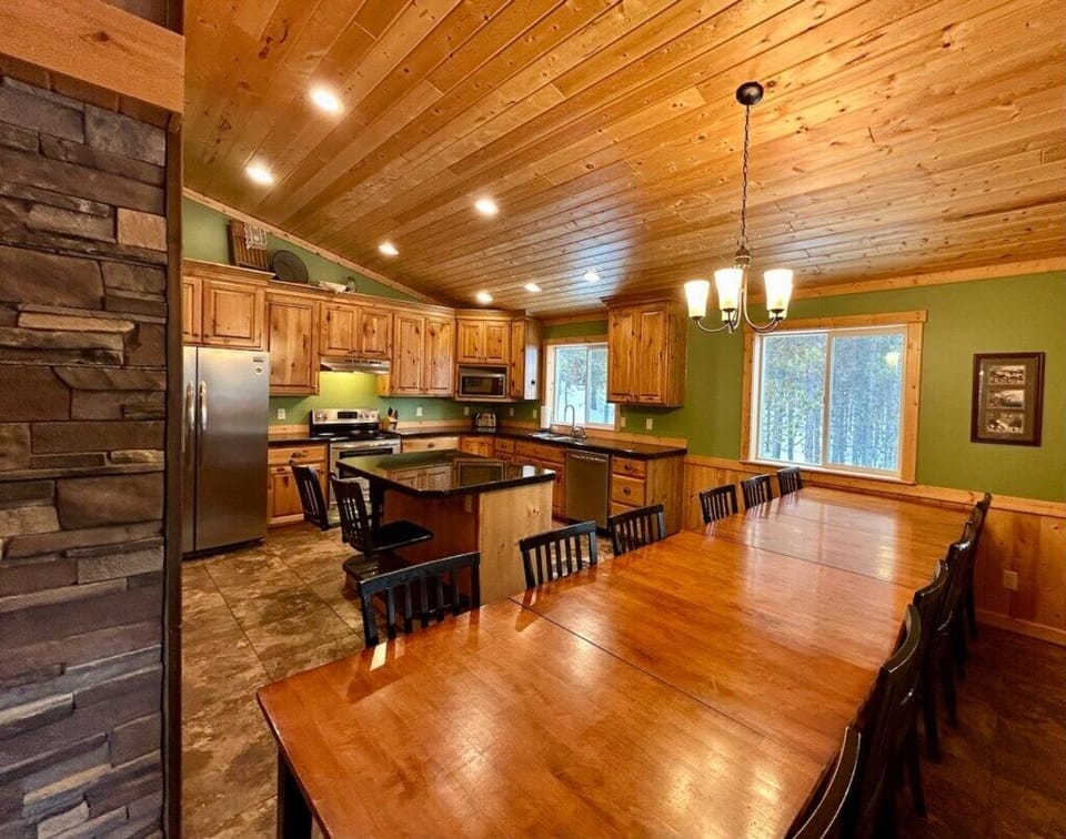 Dining area image 5