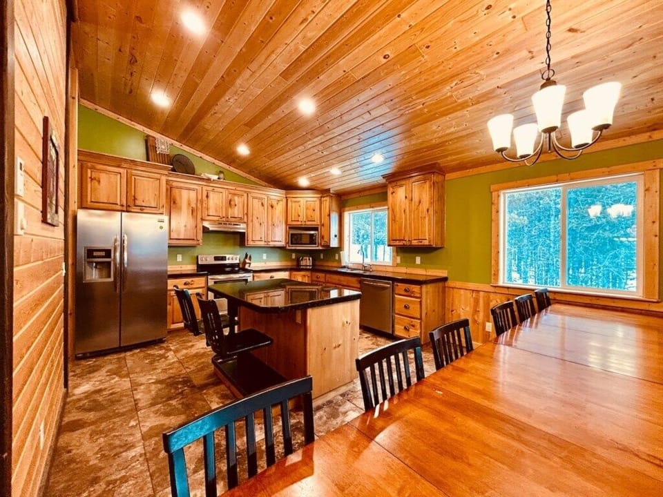 Full kitchen image 1