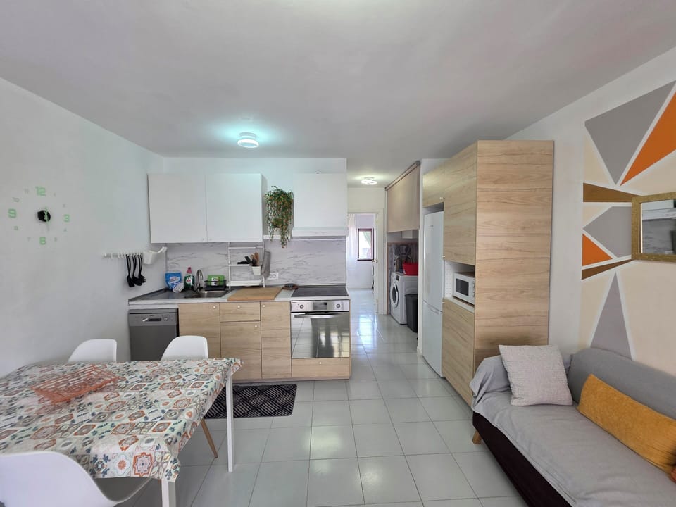 Apartment, 2 Bedrooms, Accessible, Smoking | Living room