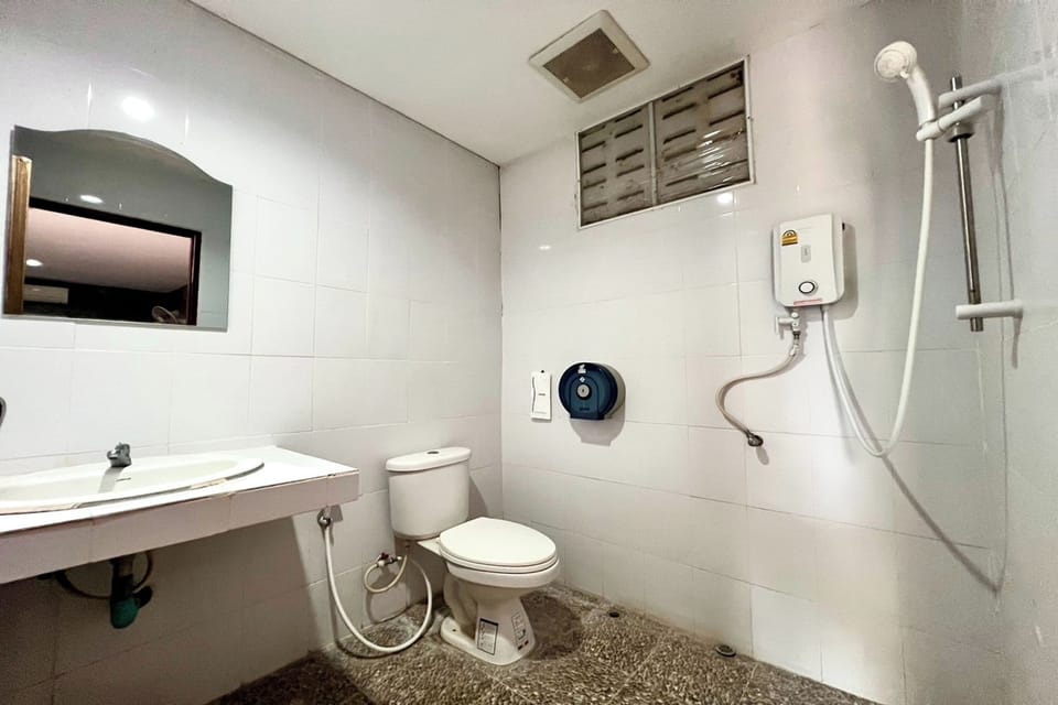 Family Room | Bathroom | Shower, free toiletries, towels