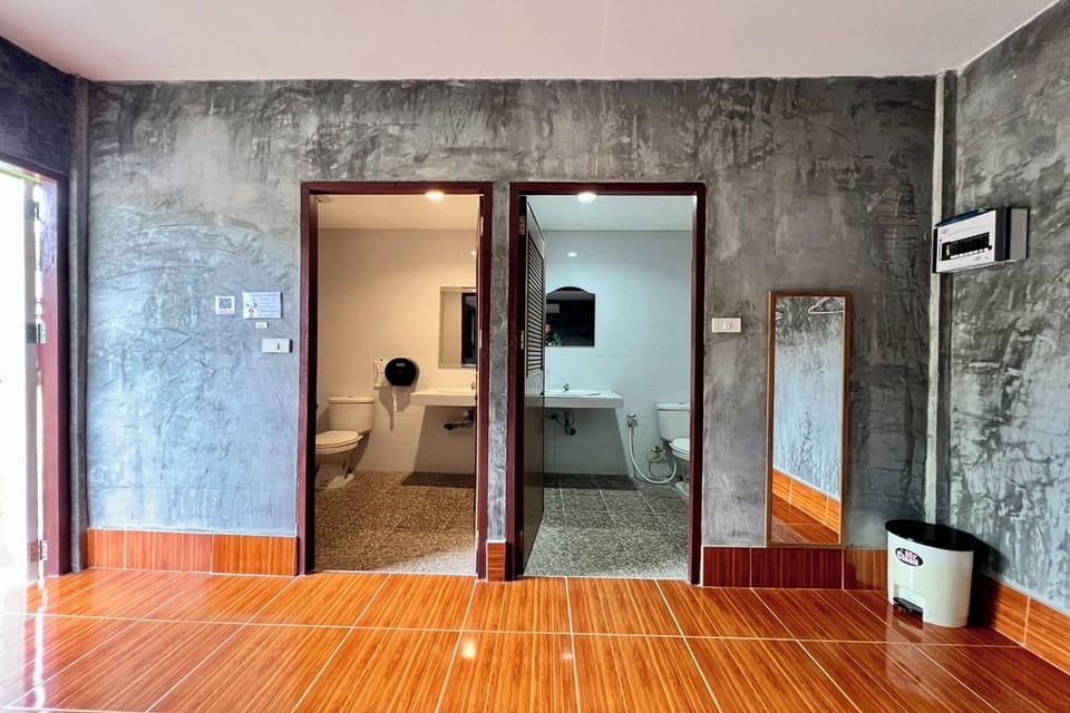 Family Room | Bathroom | Shower, free toiletries, towels