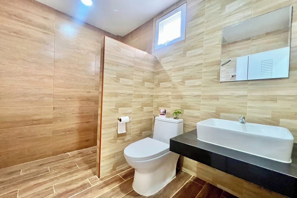Standard Twin Room | Bathroom | Shower, rainfall showerhead, free toiletries, towels