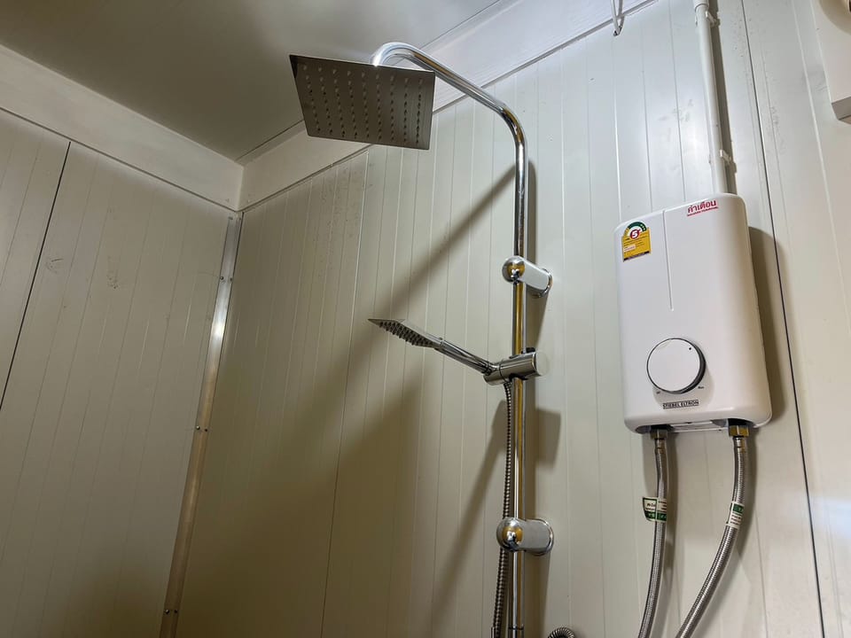 Double Room | Bathroom | Shower, rainfall showerhead, free toiletries, towels