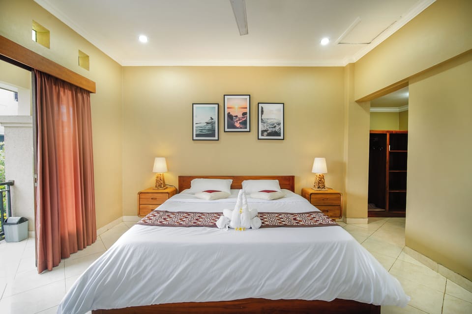 Superior Double Room, City View | Desk