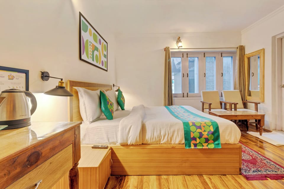 Deluxe Room | Desk, blackout drapes, iron/ironing board, individually furnished