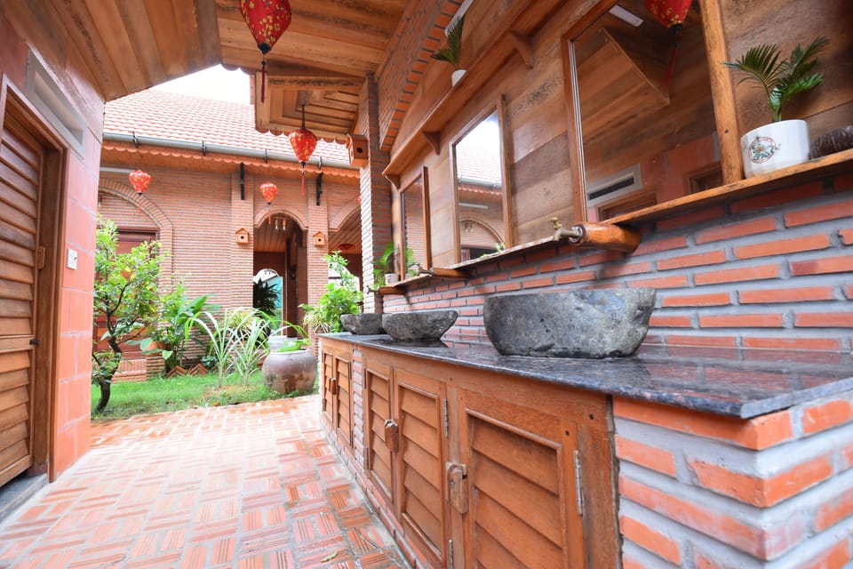 Classic Double or Twin Room, Garden View | Bathroom | Shower, free toiletries, hair dryer, bidet