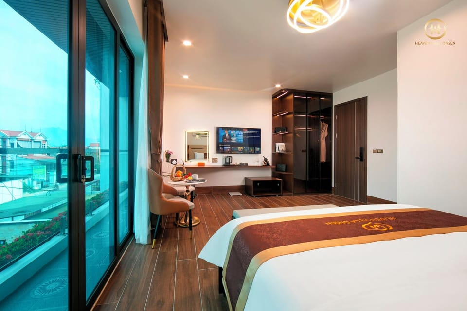 Minibar, desk, laptop workspace, free WiFi
