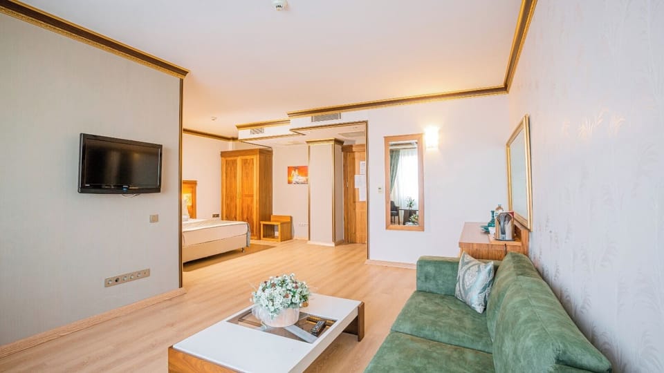 Egyptian cotton sheets, premium bedding, minibar, in-room safe