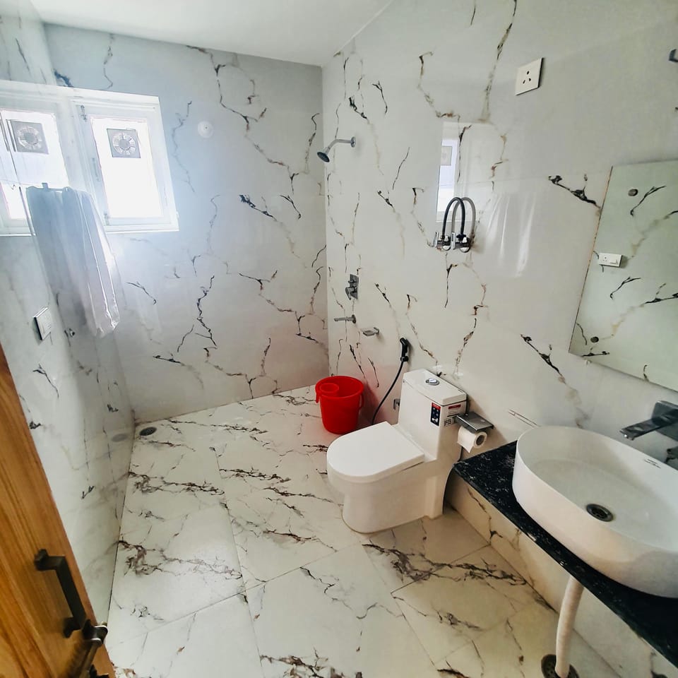 Luxury Double Room, Balcony | Bathroom | Shower, bidet, towels, soap