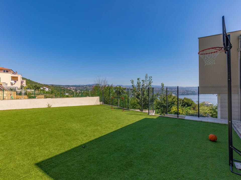 Shrub, Residential Area, Porch, Garden, Balcony, Shade, Outdoor Furniture, Yard, Chair, Landscaping