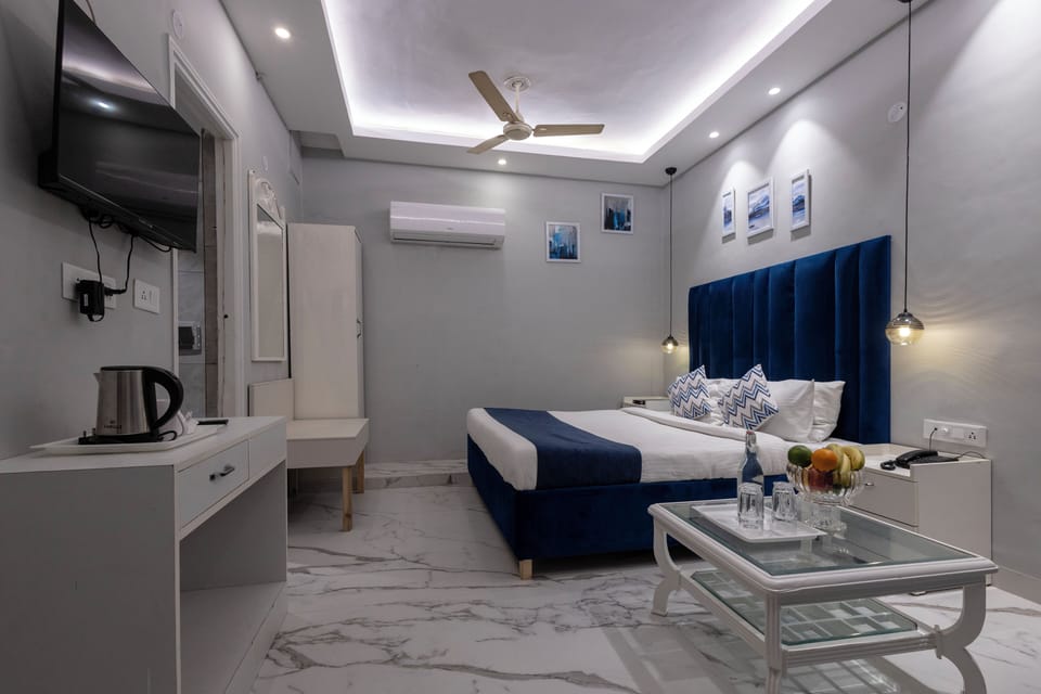 Superior Double Room | Desk, laptop workspace, iron/ironing board, free WiFi