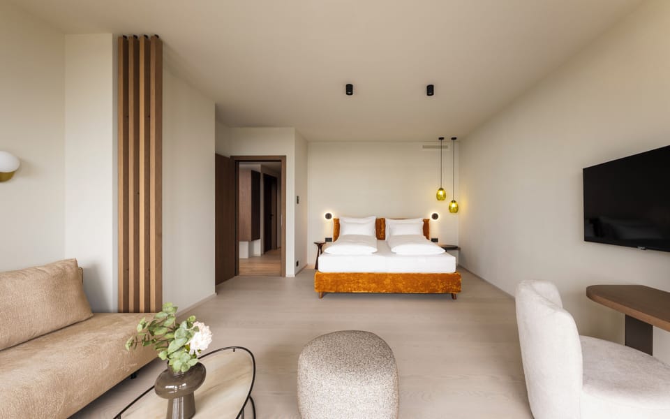 Hypo-allergenic bedding, minibar, in-room safe, desk