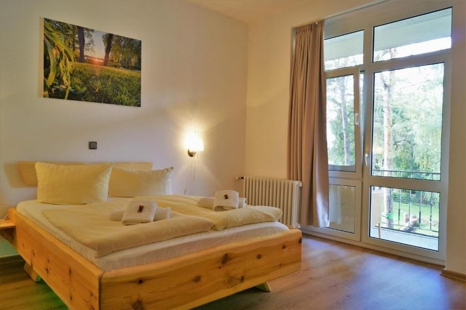 Comfort Double Room, Partial Lake View | Laptop workspace, WiFi (free), bed sheets