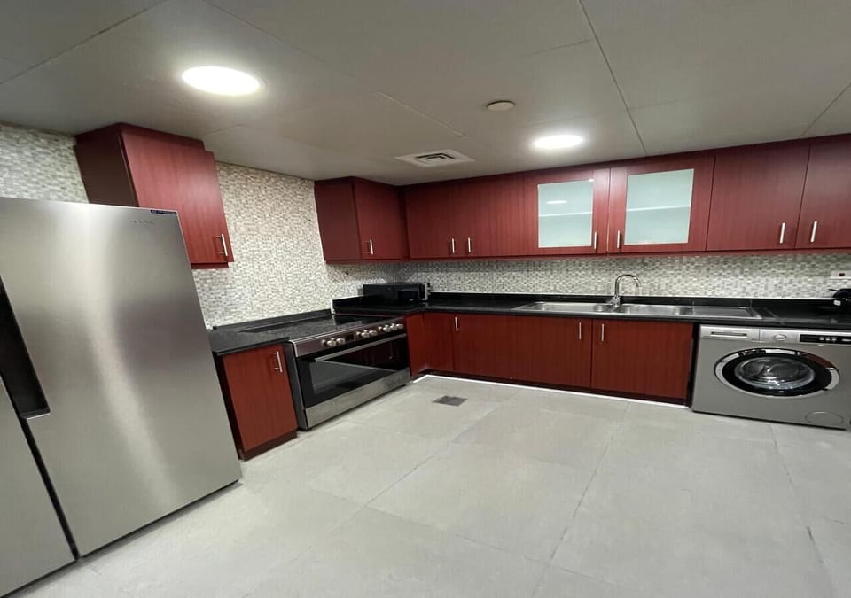 Full-size fridge, microwave, oven, stovetop