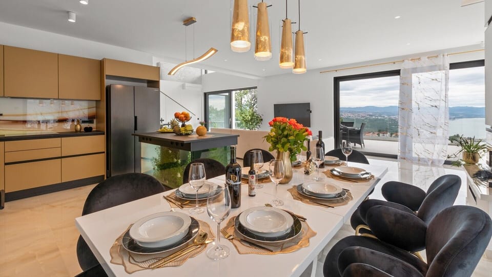 Dining area and fully equipped kitchen of Villa Gabi