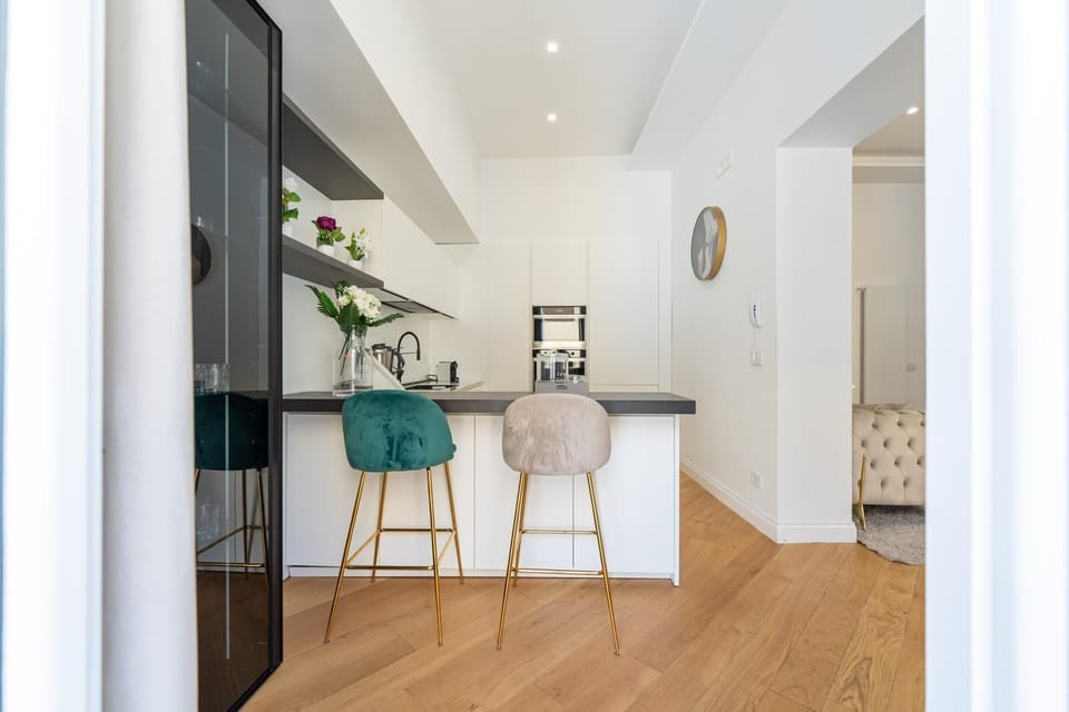 Luxury Apartment, City View | Private kitchen | Fridge, oven, stovetop, cookware/dishes/utensils