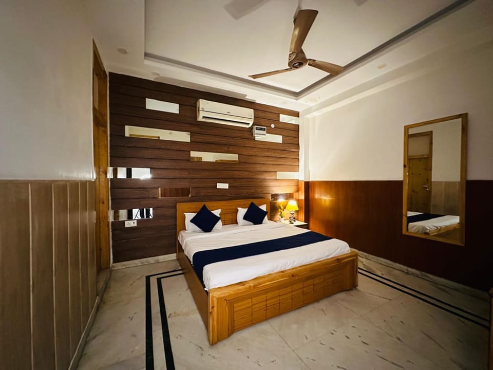 Desk, laptop workspace, free WiFi, bed sheets