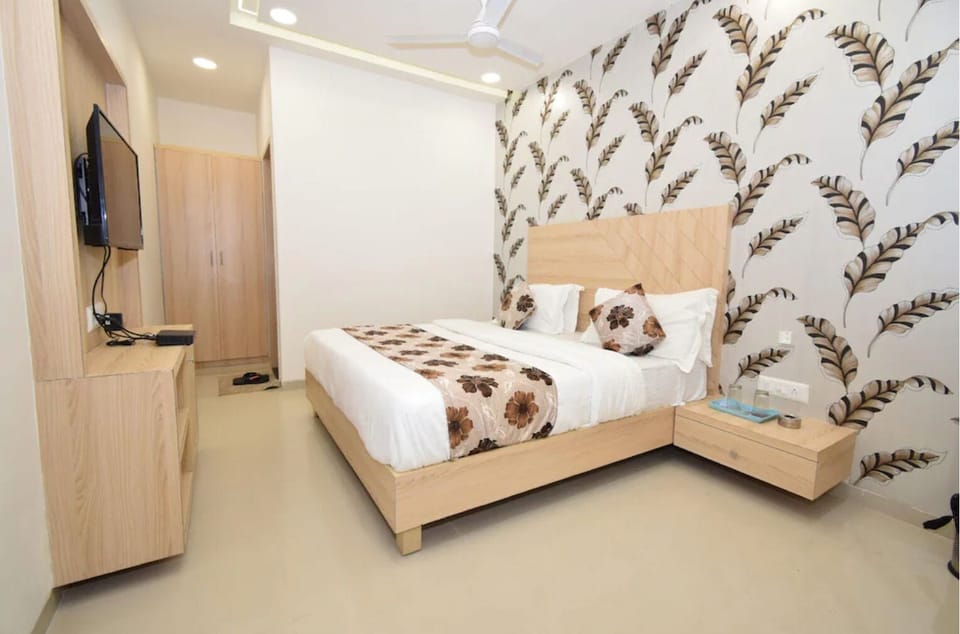 Double Room, City View | Desk, free WiFi