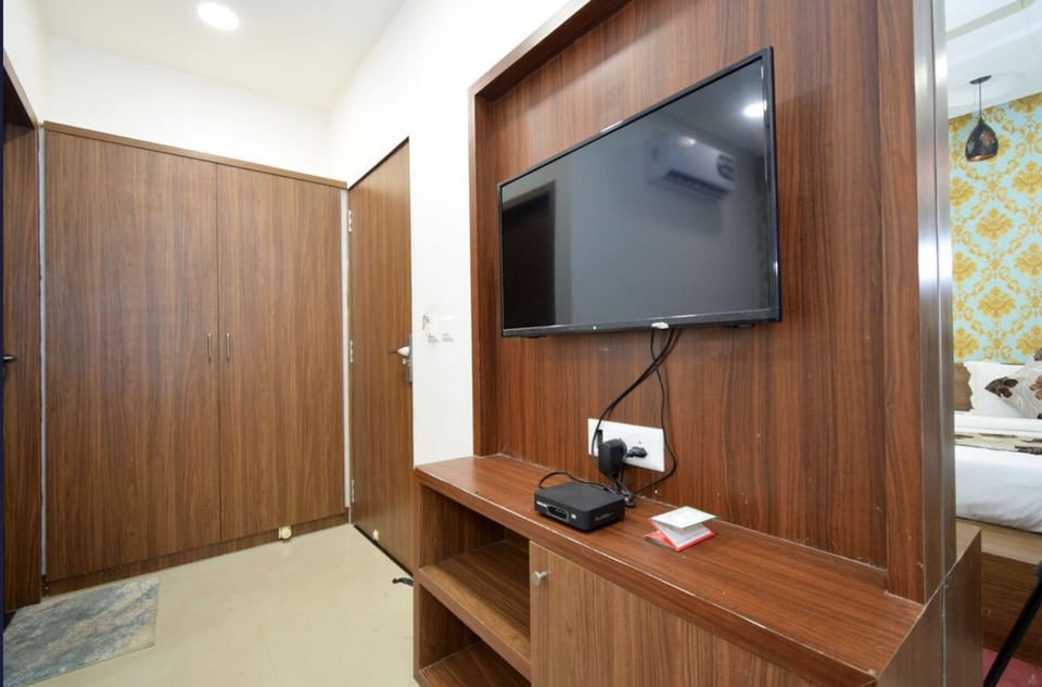 Double Room, City View | Desk, free WiFi