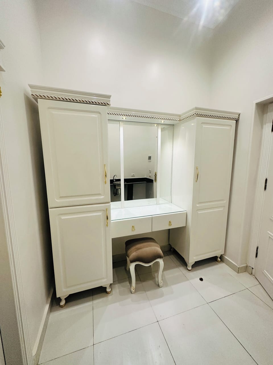 Classic Studio Suite, 1 King Bed, Balcony, City View | In-room safe, laptop workspace, blackout drapes, soundproofing