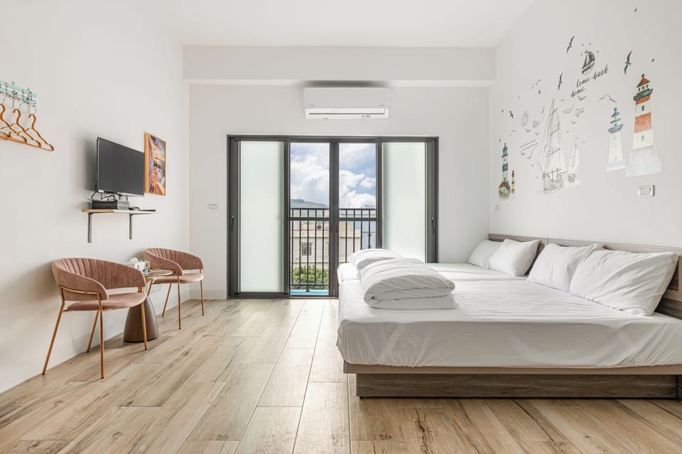 Family Room with Balcony | Blackout drapes, free WiFi, bed sheets