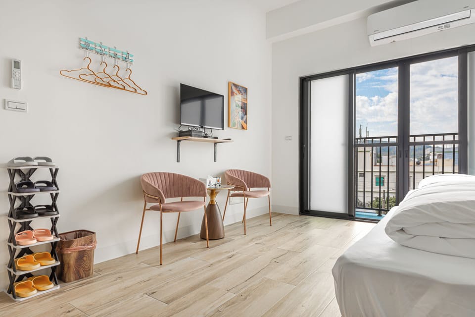 Family Room with Balcony | Blackout drapes, free WiFi, bed sheets