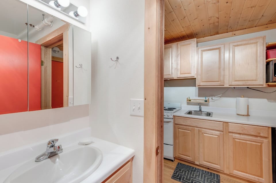 Apartment, 1 Bedroom, Smoking, Fireplace | Private kitchen