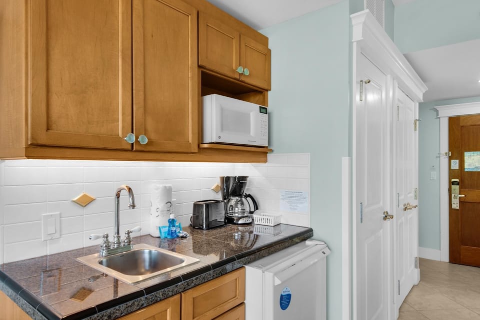 Condo, 1 King Bed with Sofa bed (Lasata Grand Sand Dollar) | Private kitchen