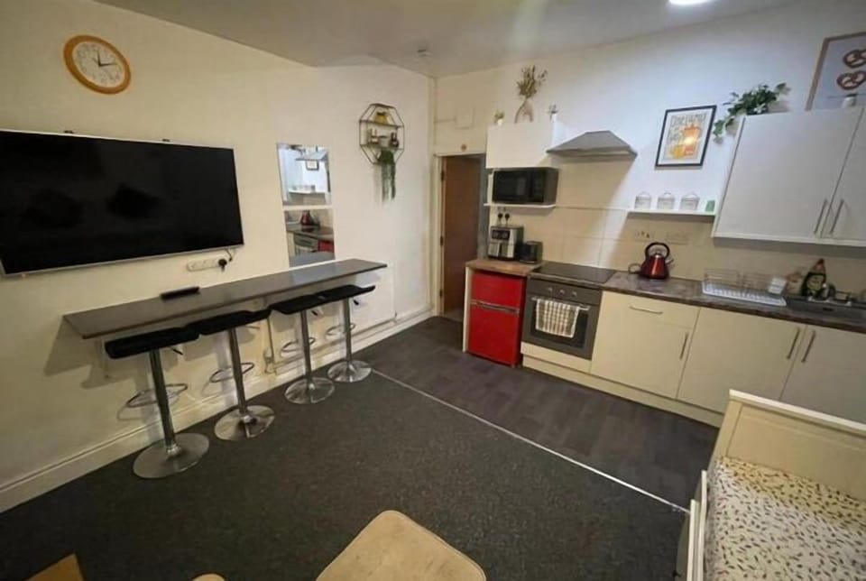 Deluxe Apartment | Living area | 32-inch LED TV with cable channels, toys