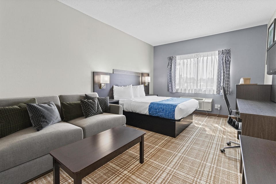 Desk, laptop workspace, iron/ironing board, free WiFi