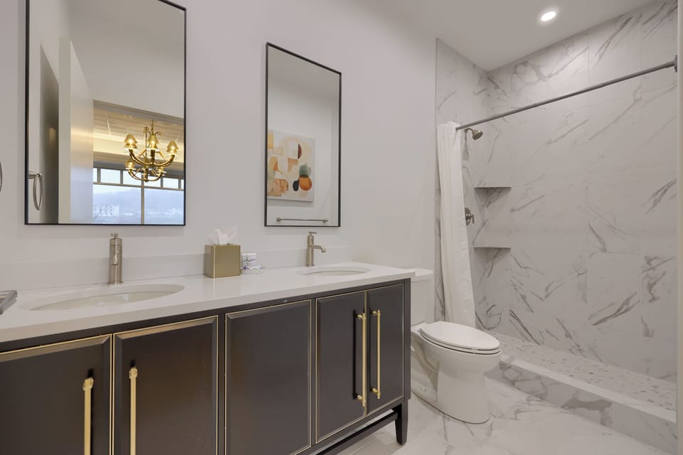 Luxury Suite, 1 King Bed, Kitchen, City View | Bathroom | Shower, hair dryer, towels, soap
