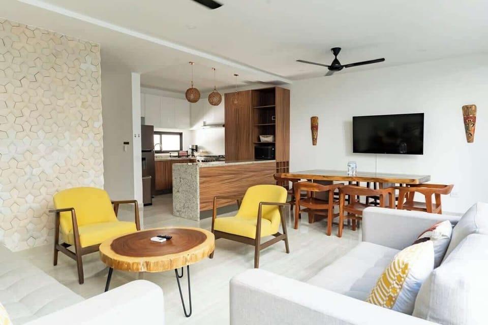 Sala de estar, con aire acondicionado, ventilador de techo y smart tv