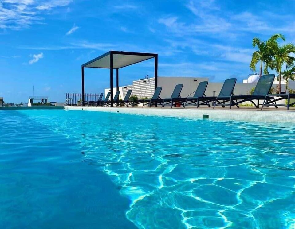 Alberca ubicada en planta baja con camastros disponible. Para uso exclusivo de adultos