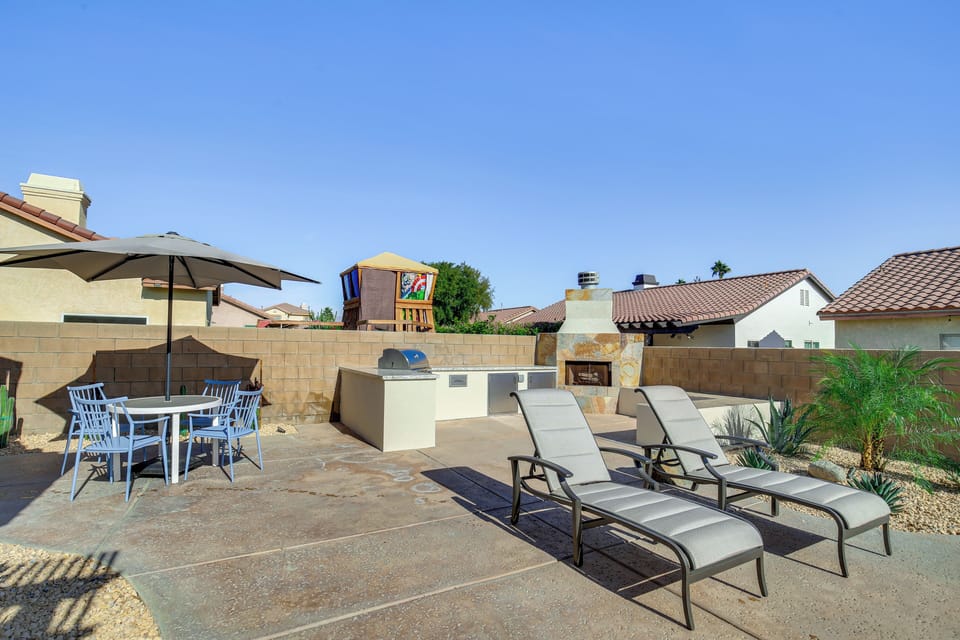 Outdoor Kitchen | Gas Grill | Fireplace | Seating & Dining