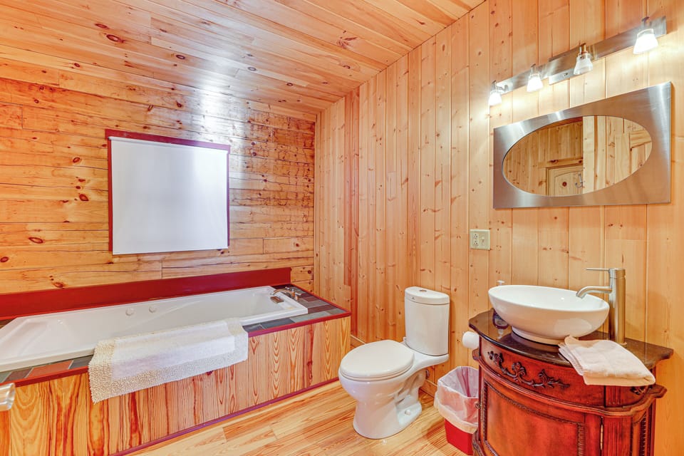 Full Bathroom | Towels Provided