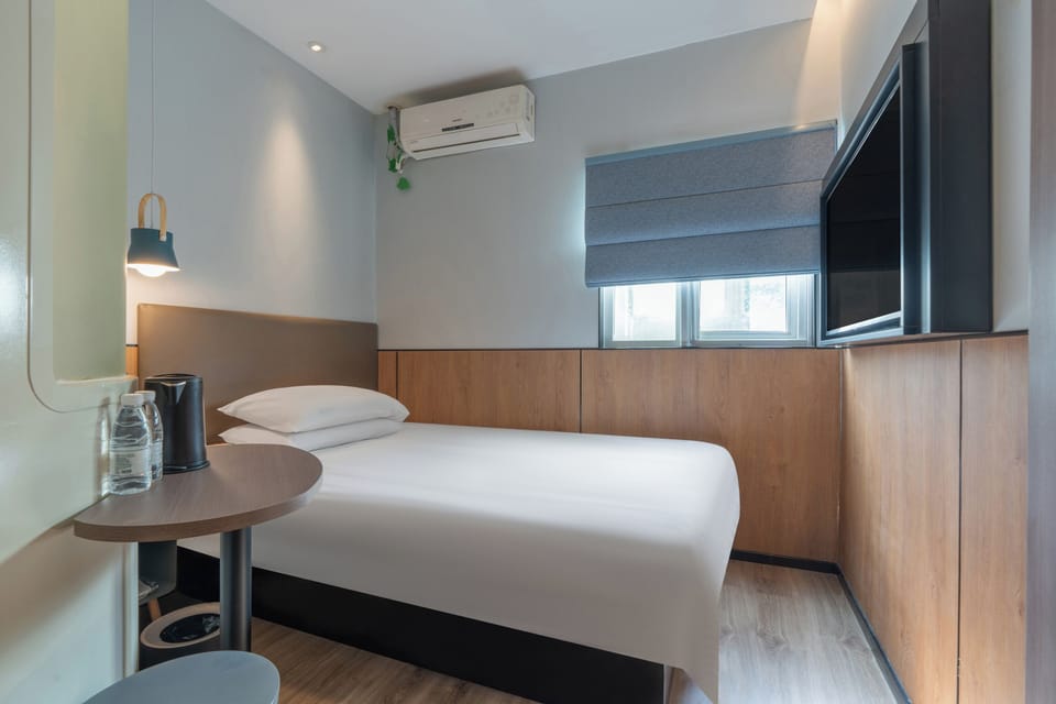 Economy Double Room Single Use | Living area