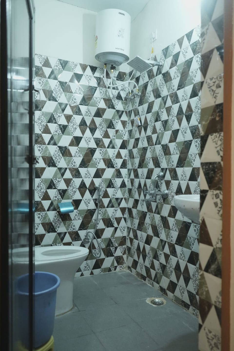 Shower, free toiletries, bidet, towels