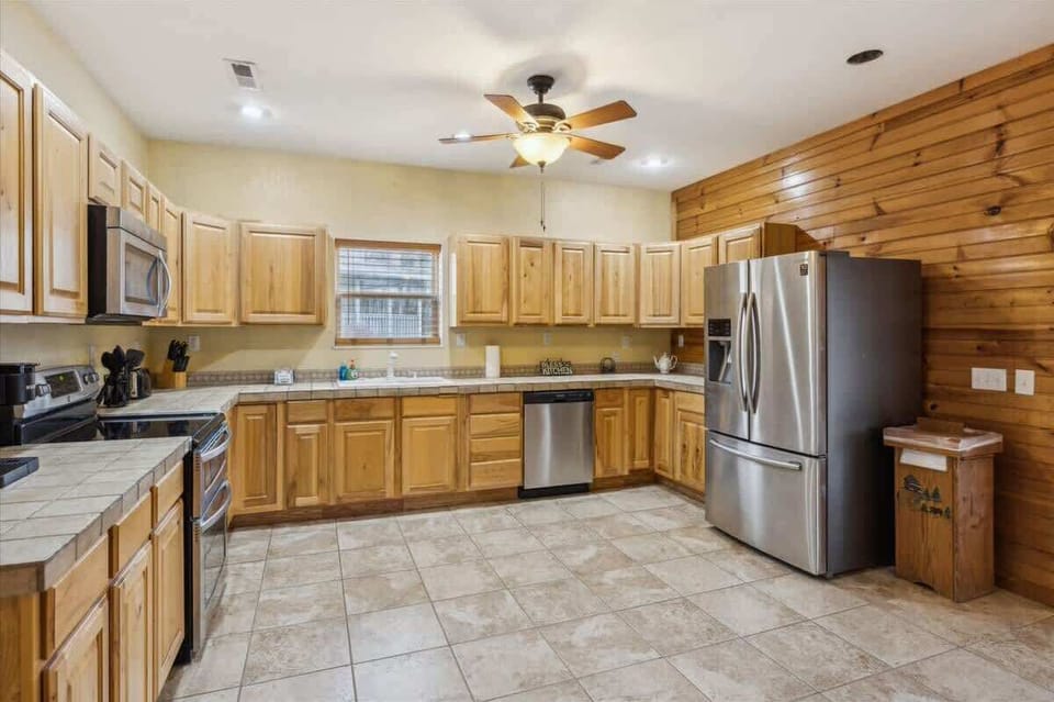 Kitchen: Bright and inviting space with stainless steel appliances and a spacious dining area!