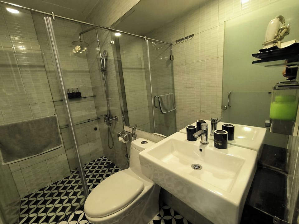 Superior Double Room, 1 Queen Bed, Non Smoking | Bathroom | Hair dryer, towels, soap, shampoo