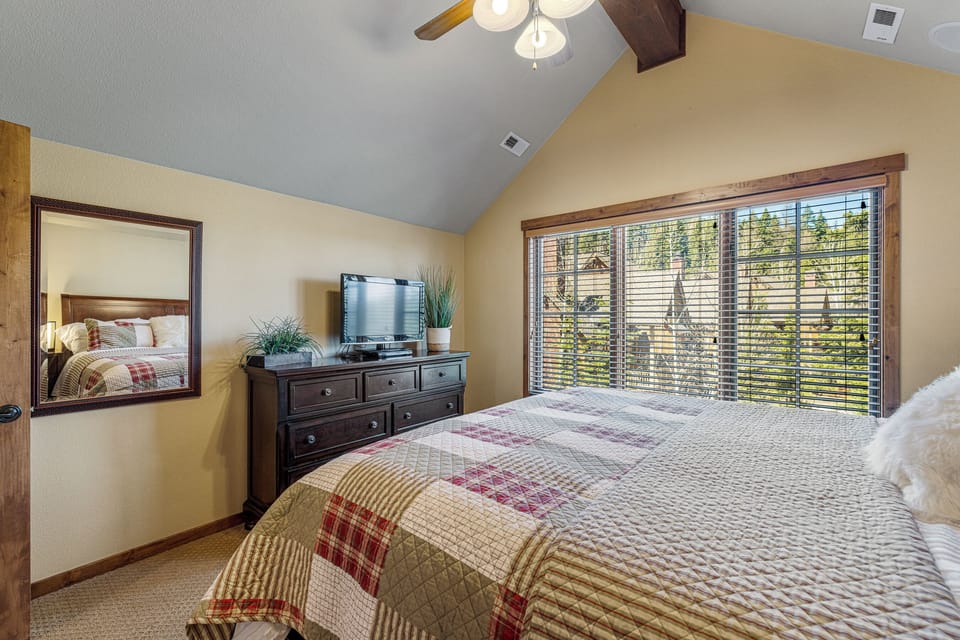 Cuddle Up & Chill! Enjoy movie nights on the TV in your spacious bedroom after a day of outdoor adventures. Cozy vibes only! 📺❤️