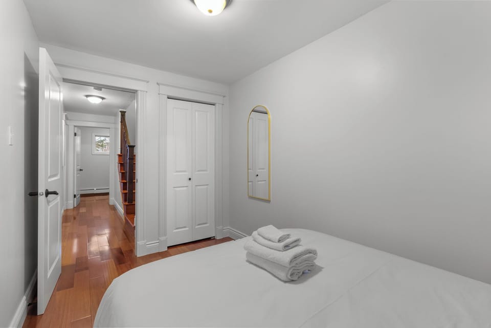 Fresh linens, a spacious closet, and a stylish mirror. Ideal for a relaxing and comfortable stay.
