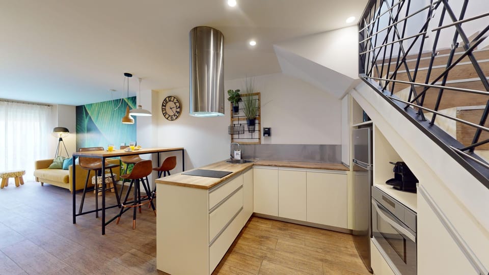 Premium Penthouse | Private kitchen | Fridge, microwave, oven, cookware/dishes/utensils