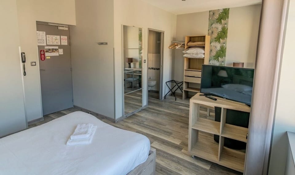 Deluxe Double Room | Free cribs/infant beds, free WiFi, bed sheets