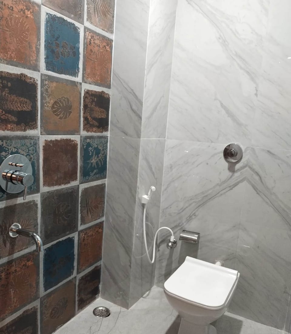 Deluxe Double Room | Bathroom | Free toiletries, slippers, towels, soap
