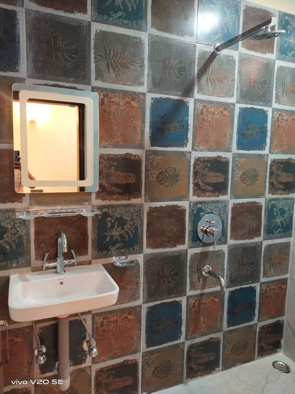 Deluxe Double Room | Bathroom | Free toiletries, slippers, towels, soap