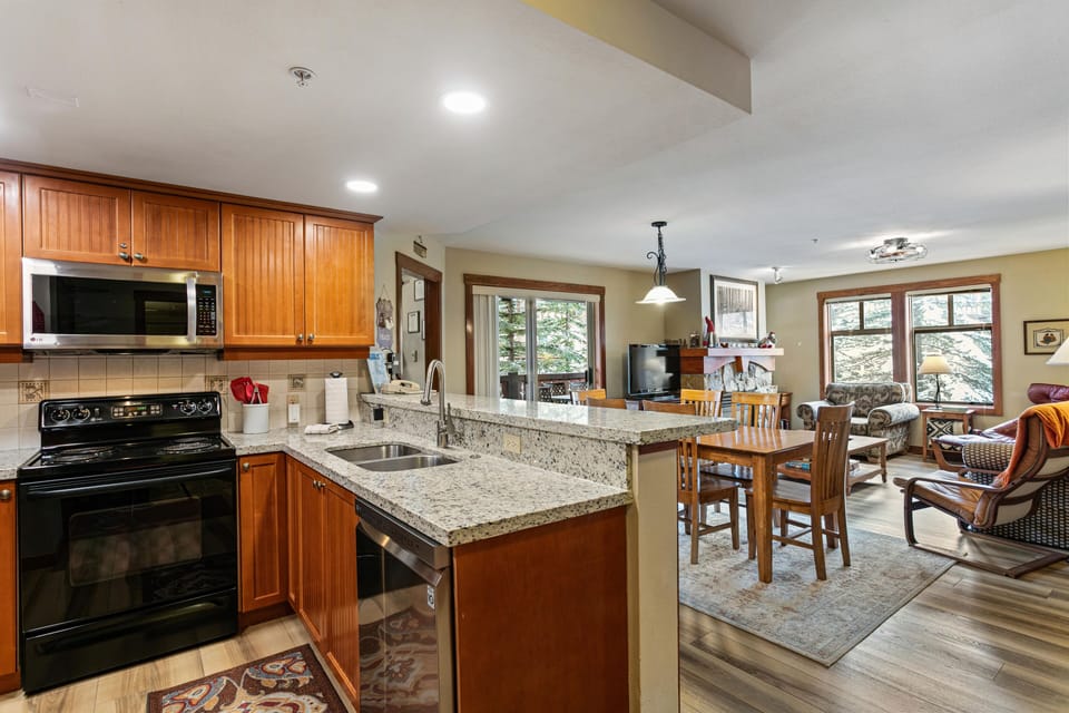 Condo, 2 Bedrooms | Private kitchen