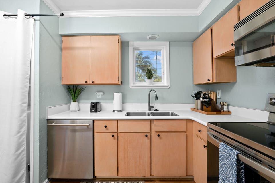 Condo, 2 Bedrooms | Private kitchen | Fridge, oven, stovetop, coffee/tea maker
