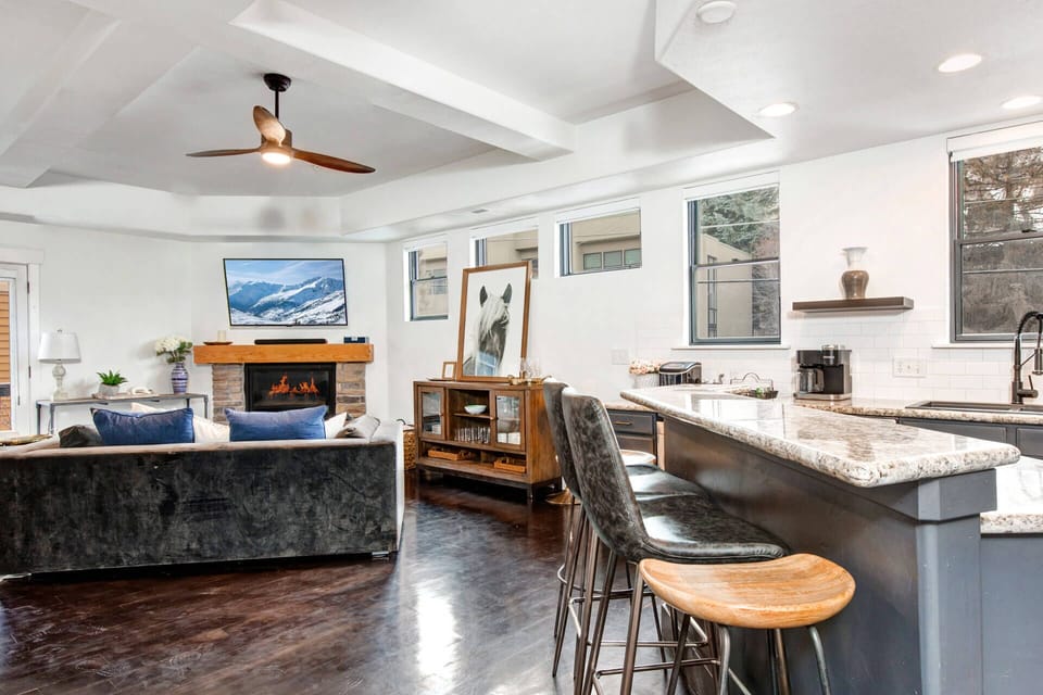 Vacation Rentals in Park City at Moose Lodge 5: Living room with TV and gas fireplace